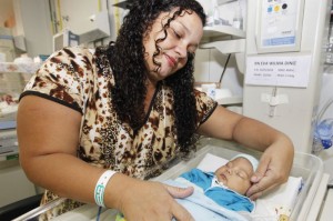 b_800_600_0_00_images_stories_ASCOM_hospDaMulher-EvaWilma-casaDaMae_hosp_da_mulher_-_casa_da_mae_-_personagem_Eva_Wilma_8