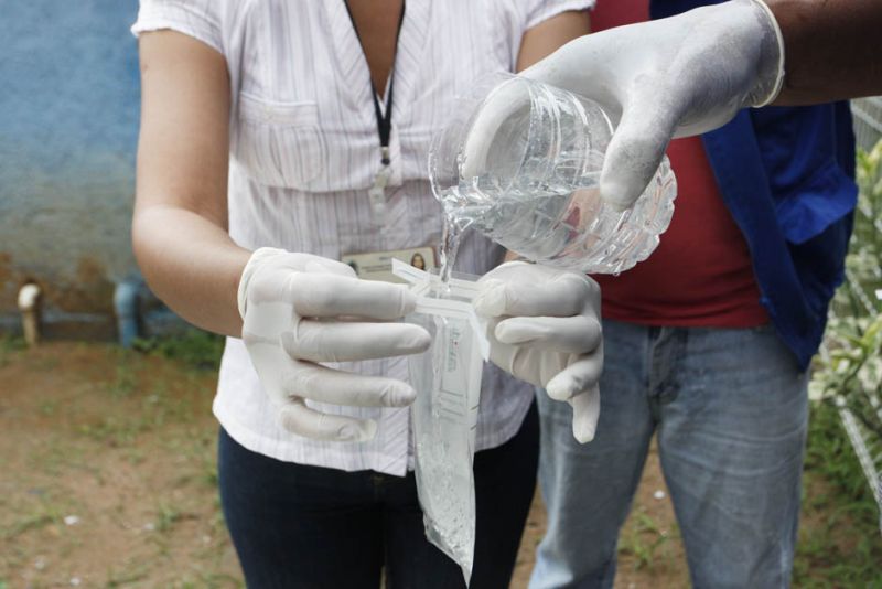 b_800_600_0_00_images_stories_ASCOM_Xerem-analiseDaAgua_Xerem_-_chuvas_-_coleta_de_agua_14