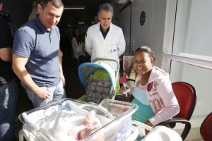 b_800_600_0_00_images_stories_ASCOM_hospDaMae-DiaDasMaes-Carrinho_hosp_da_mae_-_entrega_de_carinhos_77