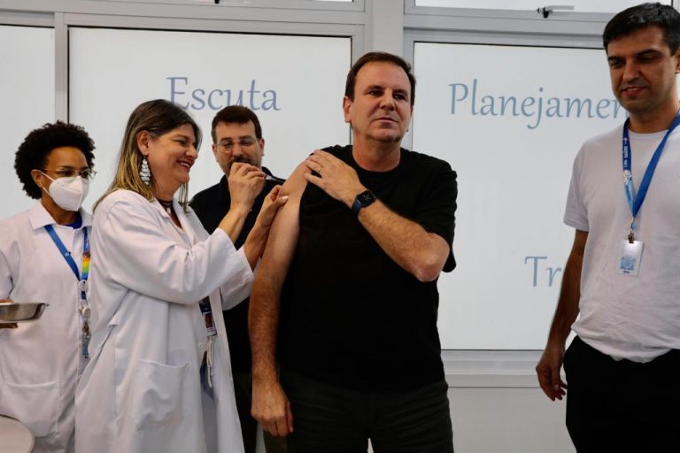 Prefeito do Rio, Eduardo Paes recebe segunda dose de reforço da vacina contra a Covid-19 - Beth Santos / Prefeitura do Rio